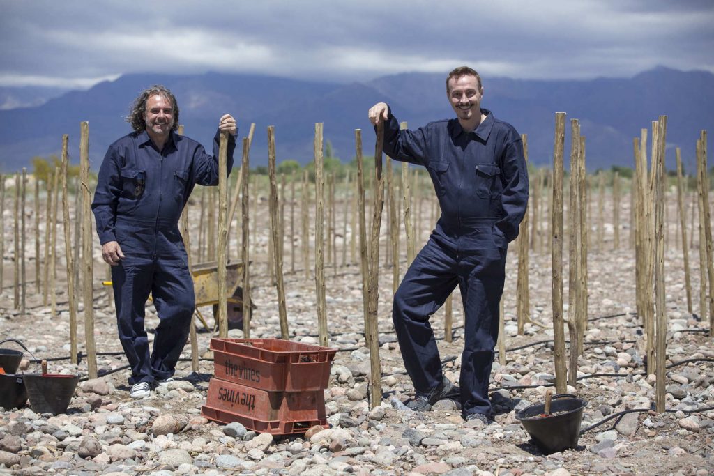 Pedro Aznar and enologist Marcelo Pelleriti (l).